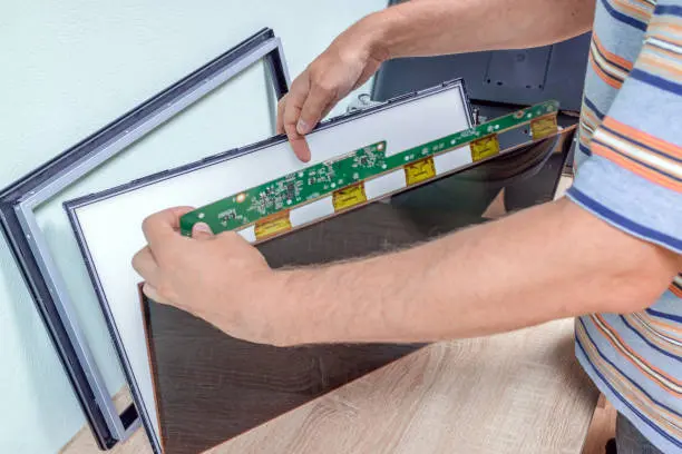 إيدين فني ماسكة شرائح إضاءة LED مطلعة من شاشة تليفزيون